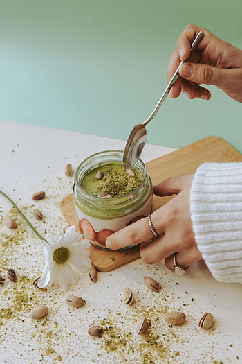 krémový dezert z matchy, čerstvé pistácie, dezert ve sklenici, sladké občerstvení, matcha prášek, pistáciová poleva, krémová textura, dezert z matchy, pistáciový dezert, dezertní sklenice, namáčení lžičkou