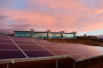 Sluneční energetické panely, moderní budova, technologie obnovitelné energie, západ slunce, solární panely, šetrné k životnímu prostředí, udržitelná energie, zelené technologie, moderní architektura, ochrany životního prostředí, solární energie