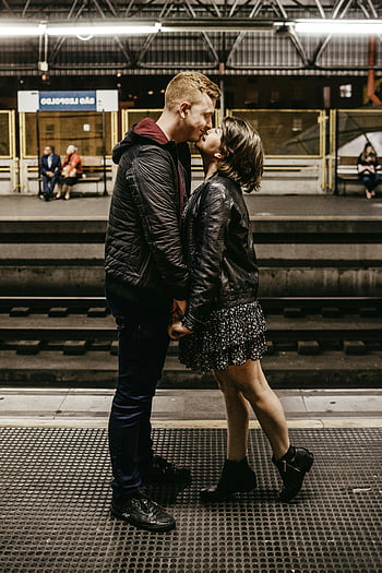 pár csók, vasútállomás platform, fiatal pár, romantikus pillanat, vasúti platform, Szerelem és összetartozás, vasútállomás, pár szerelmes, vonat platform, romantikus pár, állomás platform