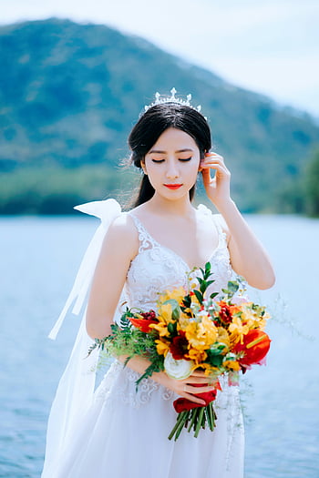 vestito da sposa, sposa, bouquet colorato, Lago sereno, Đà lạt Vietnam, abito da sposa bianco, tenendo i capelli, bouquet floreale, matrimonio all'aperto, Ritratto nuziale, sfondo naturale