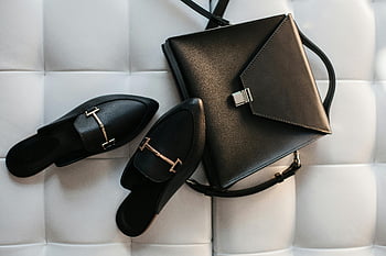 zwarte leren schoenen, zwarte lederen handtas, witte achtergrond, Elegante schoenen, stijlvolle handtas, Zwarte accessoires, mode accessoires, lederen accessoires, zwart en wit, elegante mode, stijlvolle mode
