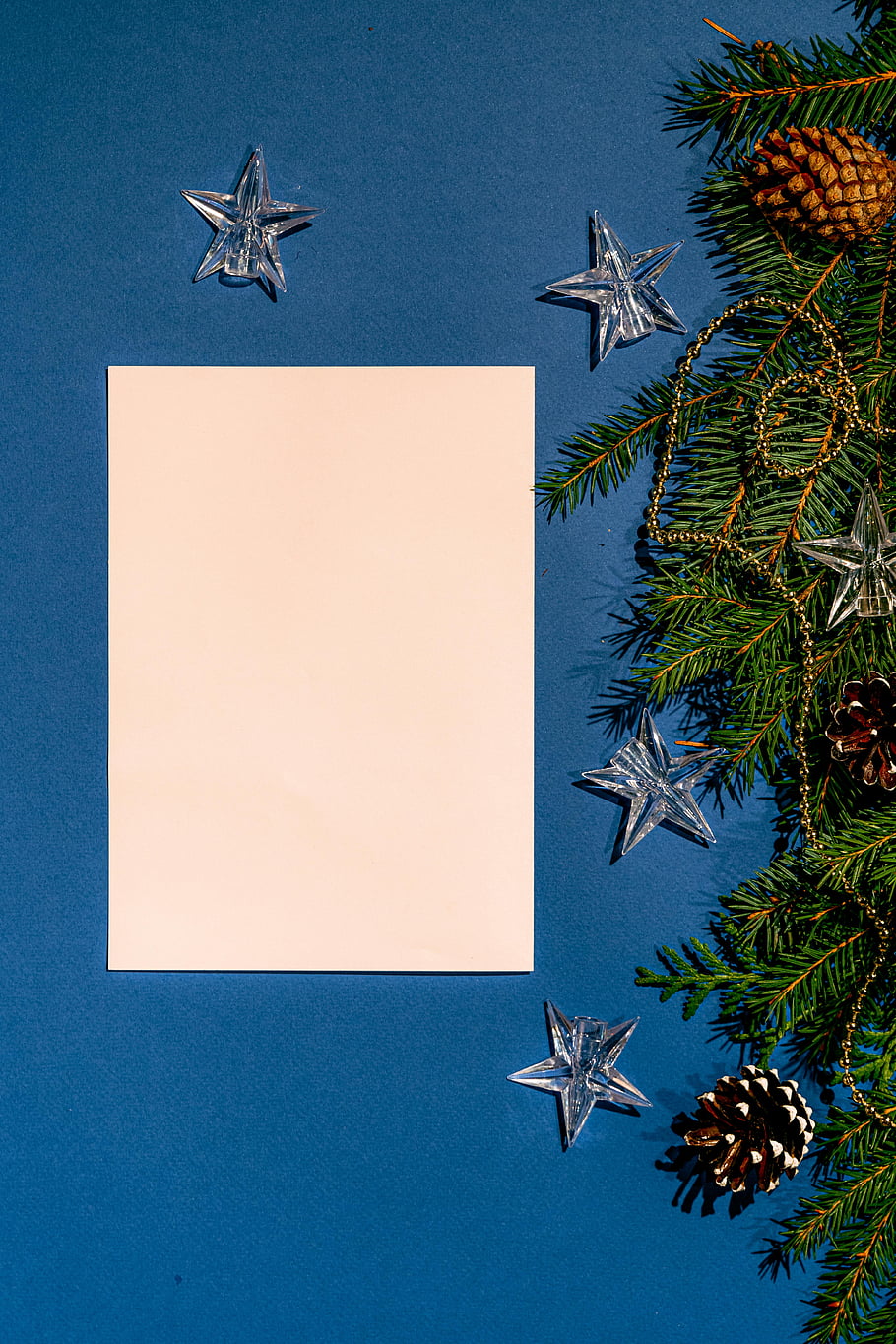 sfondo, rami di pino, stelle, Carta in bianco, superficie blu, Natale festivo, pigne, arredamento per le vacanze, sfondo blu, carta bianca, stelle decorative