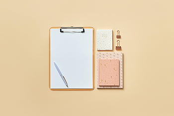 Zwischenablage, Notizblock, Stift, Büroklammern, flach liegen, Schreibmaterialien, Beige Hintergrund, kopieren sie platz, Schreibwaren, Schreibtisch-Setup, Bürobedarf