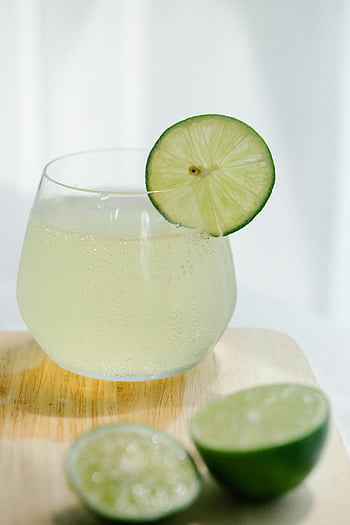 limejuice, glas kopp, kalkskivor, träyta, uppfriskande drink, närbild, citrus-, dryck, lime garnering, lime kil, limecocktail
