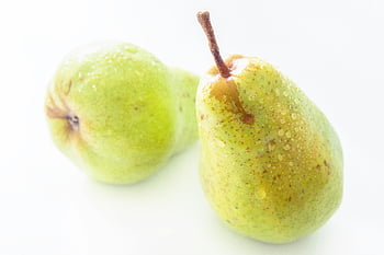 zelené hrušky, Čerstvé hrušky, Šťavnaté hrušky, kapky rosy, zářivé barvy, Detailní hrušky, dvě hrušky, čerstvé ovoce, zelené ovoce, hruškové ovoce, Orosené hrušky