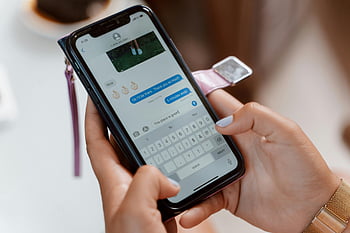 žena psaní, chytrý telefon, textová zpráva, emoji, detailní záběr, ruce, mobilní telefon, sdělení, digitální interakce, Aplikace pro zasílání zpráv, klávesnice