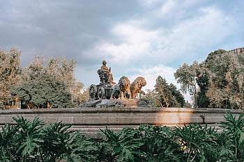 Socha sedícího muže a žena, Fuente de Cibeles, Historická fontána, Mexico City, svěží zeleň, pohled, venkovní socha, kulturní památka, veřejné umění, městský park, historické památky