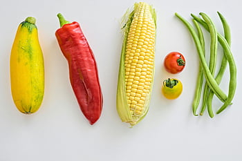 zelenina, kukuřice, papriky, fazole, rajčata, bílý povrch, čerstvá zelenina, Závalný sortiment, různé zeleniny, žlutá cuketa, červená paprika