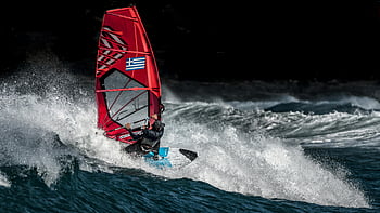 Windsurfer, Griechische Flagge Segel, Extremsportarten, Wellenreiten, Action-Schuss, Wassersport, Segeln, Ozean Wellen, aufregende Erfassung, rotes Segel, Windsurfen