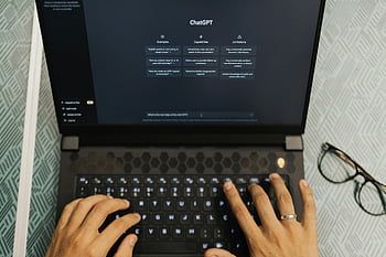 ワイヤレスラップトップ、 chatgpt、 手タイピング、 ノートパソコンのキーボード、 無線技術、 AIチャットボット、 コンピューターの画面、 デジタル通信、 在宅勤務、 オンラインインタラクション、 生産性ツール