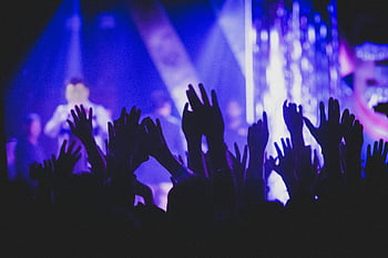folla di concerti, alzando le mani, prestazione, musica vibrante, luci del palcoscenico, luci colorate, musica dal vivo, coinvolgimento del pubblico, Atmosfera da concerto, evento musicale, divertimento
