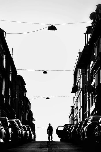 czarny i biały, zaparkowane samochody, człowiek idzie, ulica miasta, miejski styl życia, Fotografia uliczna, sylwetka, scena miejska, ulica z samochodami, lampy uliczne, monochromia