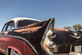 Oldtimer, rostiges Auto, klassisches Auto, Foto im Freien, sonniger Tag, Nahaufnahme, Rückleuchten, Retro Auto, altes Auto, Fahrzeugdetails, Auto außen