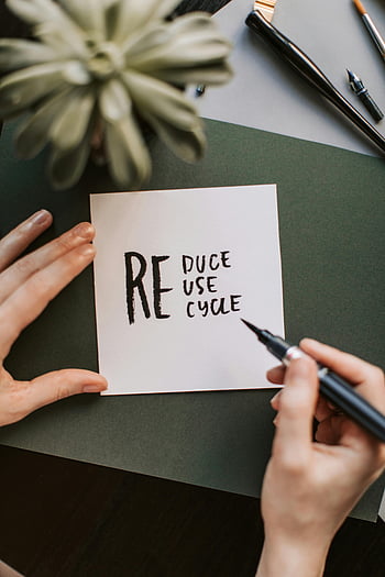 Verminder hergebruikrecycle, Handen schrijven, motiverende notitie, kantoorartikelen, pen, detailopname, papier, bureau, sappig, eco-vriendelijke, duurzaamheid