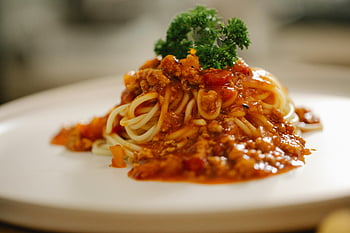 pasta Bolognese, spaghetti Bolognese, fresh parsley, Italian cuisine, appetizing pasta, close-up dish, tempting dish, Italian food, pasta dish, parsley garnish, meat sauce