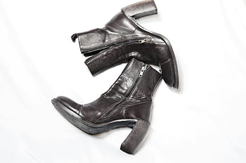 stivali di pelle marrone, stivaletti, cerniere, tacchi alti ampi, Stivali eleganti, concetti di moda, sfondo bianco, calzature in pelle, stivali da donna, Stivali con tacco alto, stivali marroni