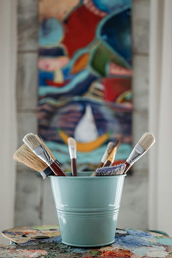 verf kwasten, blauwgroene emmer, artistieke studio, verschillende penselen, verf gereedschappen, studio -setting, kunstbenodigdheden, creatieve werkruimte, Schilderapparatuur, Artist Tools, kleurrijke borstels