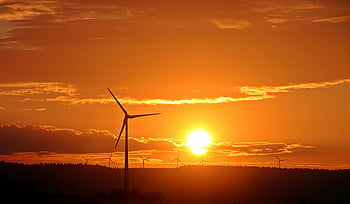 Sonnenuntergang, Windkraftanlagen, erneuerbare Energie, Serene Landschaft, elektrische Windmühle, Silhouettierte Windmühlen, atemberaubender Sonnenuntergang, umweltfreundlich, nachhaltige Energie, natürliche Schönheit, Umweltschutz