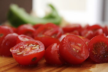 cherry rajčata, detailní fotografie, nakrájená rajčata, živá čerstvost, čerstvá rajčata, detailní záběr, plátky rajčat, zdravé jídlo, červená rajčata, fotografování potravin, čerstvé produkty
