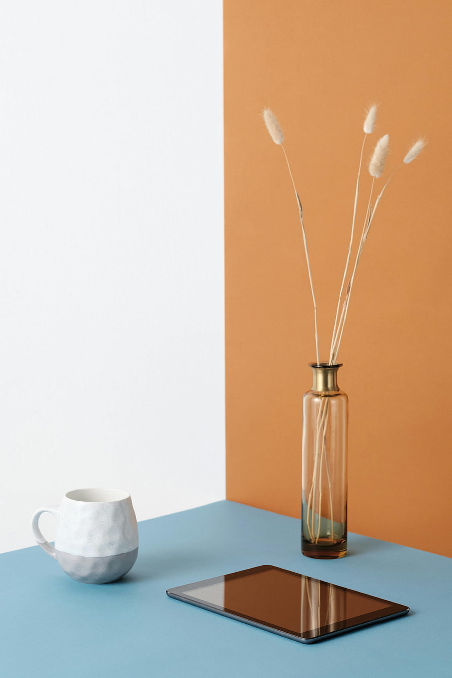 sušené trávy, skleněná váza, moderní minimalistický, tableta, džbánek, barevné povrchy, moderní dekor, Minimalistická scéna, Vzhled interiéru, stálý život, oranžové pozadí