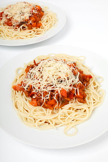bílá čistá keramická deska, boloňské špagety, rozpuštěný sýr, bílé desky, domácí těstoviny, italská kuchyně, fotografování potravin, večeře, těstoviny, Prezentace jídla, Sýrové těstoviny
