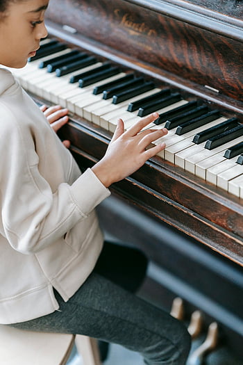 enfant jouant du piano, pratique du piano intérieur, talent musical, environnement serein, fille ethnique, touches de piano, enfant concentré, Pratique de la musique à domicile, jeune pianiste, leçon de piano, Pratique de la musique intérieure