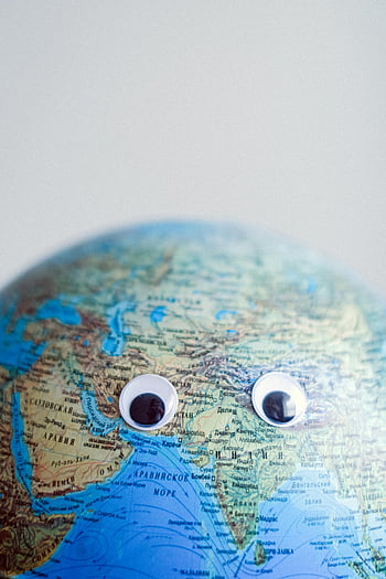 země světa, smutné oči, šedé pozadí, rozmarný glóbus, Globální povědomí, humor, mapa světa, Hravý design, kreativní fotografie, Unikátní umění, dekorativní předmět