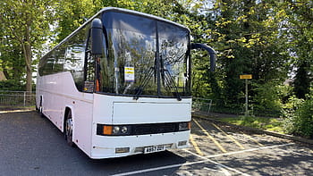 leyland tiger, porzucony pojazd, Park autokarowy, Sittingbourne Road, maidstone, biały autobus, duże okna, tablica rejestracyjna, A857 Ody, drzewa, parking