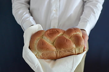 hnědý chléb, Challah bochník, čerstvý chléb, Ruce drží chléb, tradice, oslava, pečené dobroty, Fotografie chleba, fotografování potravin, kulinářské umění, recept na chléb
