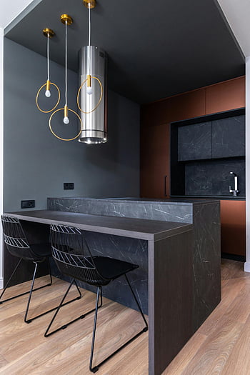 kortárs konyha, elegáns függő lámpák, márvány pult, minimalista székek, modern konyhai tervezés, fekete szekrények, fapadló, konyha sziget, belsőépítészet, lakberendezés, kortárs világítás