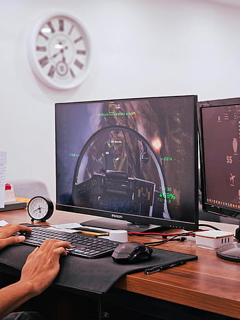 เกมจำลองการบิน, เกมคอมพิวเตอร์, โต๊ะทำงานที่ทันสมัย, หน้าจอ, แป้นพิมพ์, เม้าส์, ตั้งค่าการเล่นเกม, คนเล่นเกม, โต๊ะติดตั้ง, นาฬิกา, สภาพแวดล้อมในสำนักงาน