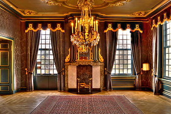 lampadario d'oro, lampadario bianco, tende grigie, soggiorno opulento, interno del palazzo, Grande lampadario, design elaborato, Stanza decorata, arredamento di lusso, interni d'epoca, Camera Reale