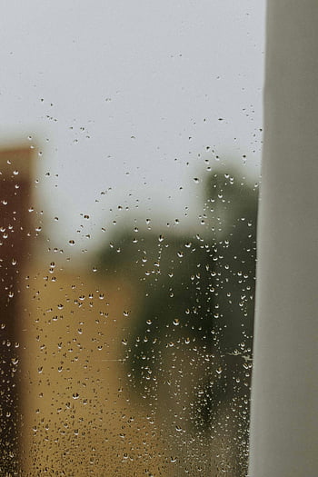 ウィンドウ上の雨滴、 背景をぼかした写真、 穏やかなムード、 瞑想的な気分、 雨滴、 ウィンドウビュー、 屋外の景色、 雨の日、 落ち着いた雰囲気、 ぬれた窓、 ぼやけた風景
