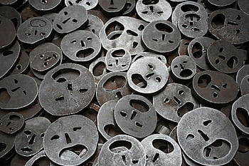 Šedá hexová matice, hodně, kovové výřezy obličeje, emoce, Berlínská umělecká instalace, detail, umělecký výraz, průmyslové umění, Symbolické umění, kovové umění, Emoční umění