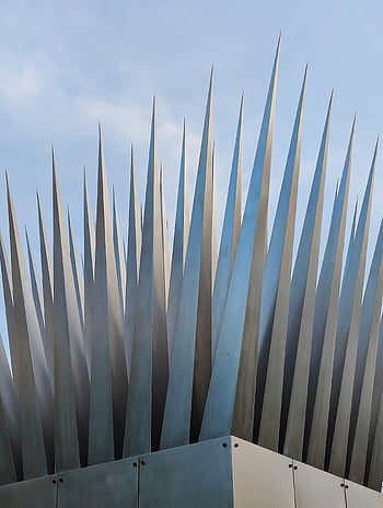 instalace betonových hrotů, socha s hroty, ostré kovové hroty, modré pozadí oblohy, Praha, impozantní socha, venkovní umění, moderní umění, městského umění, kovové umění, Instalace veřejné umění