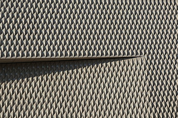 현대적인 건물, 돌 외관, 기하학 무늬, 그림자 캐스팅, 동적 시각적 효과, 건축 설계, 현대 건축, 도시 건축, 건물 외장, 현대 외관, 그림자 놀이