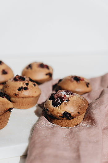 bobule muffiny, detailní fotografie, Domácí muffiny, sladkost, shovívavý dezert, práškového cukru, pečené dobroty, čerstvé jahody, muffin zásobník, Dezertní fotografie, fotografování potravin