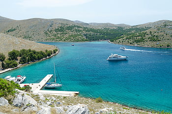 cruiser ships, sailing, idyllic coastal bay, sailboats, turquoise water, lush hills, coastal scenery, yacht, boat, marina, waterfront