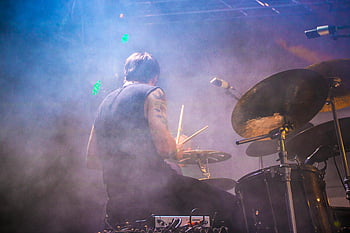 trommeslager, udfører, scene, farverig røg, lyseffekter, live performance, Energisk trommeslager, koncert, musikalske præstationer, trommesæt, scene belysning