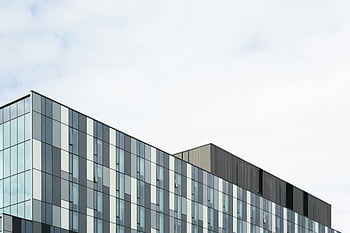 Šedá a bílá výšková budova, Kancelářská budova současného skla, geometrické vzory, moderní architektura, vnější design, městské panorama, architektonická fotografie, skleněná fasáda, exteriér kanceláře, exteriér budovy, moderní budova