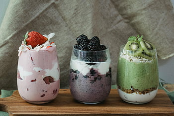 čerstvé ovoce, jogurt, čiré sklo, kiwi, ostružiny, jahody, dřevěná deska, jogurt parfaits, zdravý dezert, ovocné polevy, Možnosti snídaně