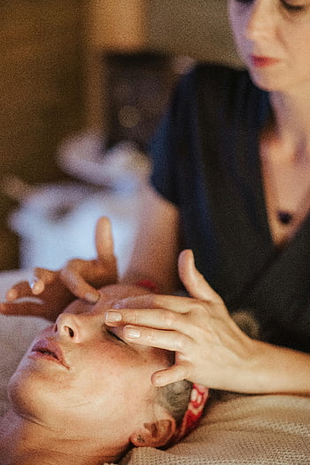 kvinne massasje, lukkede øyne, ansiktsmassasje, spa behandling, avslapning, hudpleie, velvære, salon, Beroligende spa, Ansikts velvære, avslapningsterapi