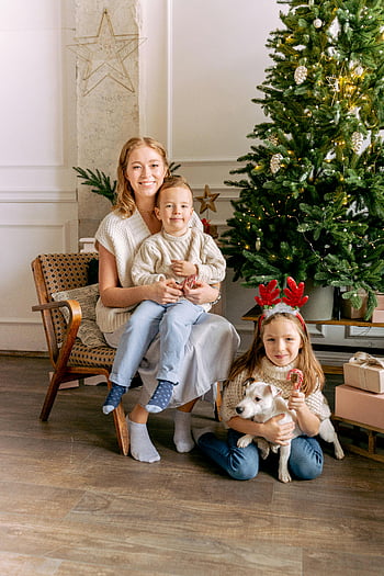 Baum, Mutter und Kinder, Familienfoto, Hündchen, Ferienzeit, Festliche Atmosphäre, Weihnachtsdekorationen, gemütliche Einstellung, Familienzeit, Weihnachtsfreude, Innenfeier