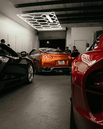 luxusní auta, garáž, sportovní automobily, Moderní garáž, showroom, Stylové osvětlení, příslušenství, špičkové vozidla, Automobiloví nadšenci, automobilového designu, auto kolekce