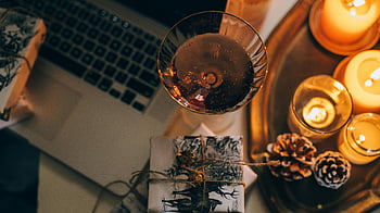 atmosphère de vacances, bougies allumées, Un verre de vin, ambiance chaleureuse, portable, cadeaux, pommes de pin, cadre festif, scène confortable, décor de vacances, aux chandelles