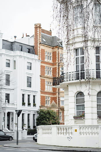 London Street, viktorianische Architektur, historischer Charme, Klassische Gebäude, malerische Straße, städtische Landschaft, architektonische Details, Straßenszene, Wohngebäude, Stadtbild, Erbegebäude