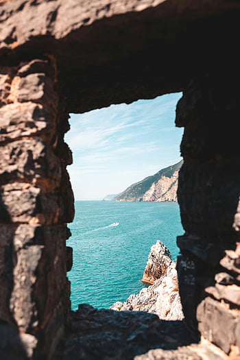 brun steinformasjon, liguriske havet, stein vindu, klipper, blått vann, havutsikt, kystlandskap, natur, steinete kystlinje, naturskjønn utsikt, stein bueskyting