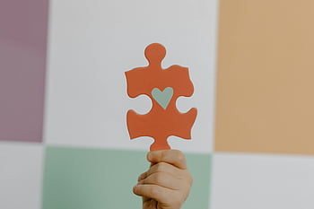 Hand Holding Puzzle, pezzo di puzzle arancione, simbolo del cuore, Consapevolezza della connessione, Cuore del pezzo del puzzle, pezzo di puzzle rosso, mano che tiene il cuore, Collegamento del pezzo del puzzle, simbolo di consapevolezza, Punta puzzle del cuore, simbolo di connessione