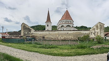 Cloașterf, fortified church, Evangelical Lutheran, 16th century, Transylvania, polygonal wall, defense towers, bell tower, baroque altar, floral patterns, paintings