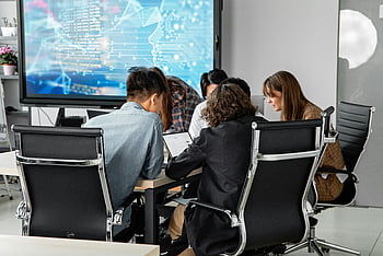 változatos csapat, együttműködő, modern iroda, digitális kijelző, emberek ülnek, asztal, irodai környezet, szakmai találkozó, csapatmunka, technológia, konferenciaterem